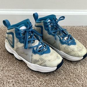 🏀 Boys LeBron 19 🏀